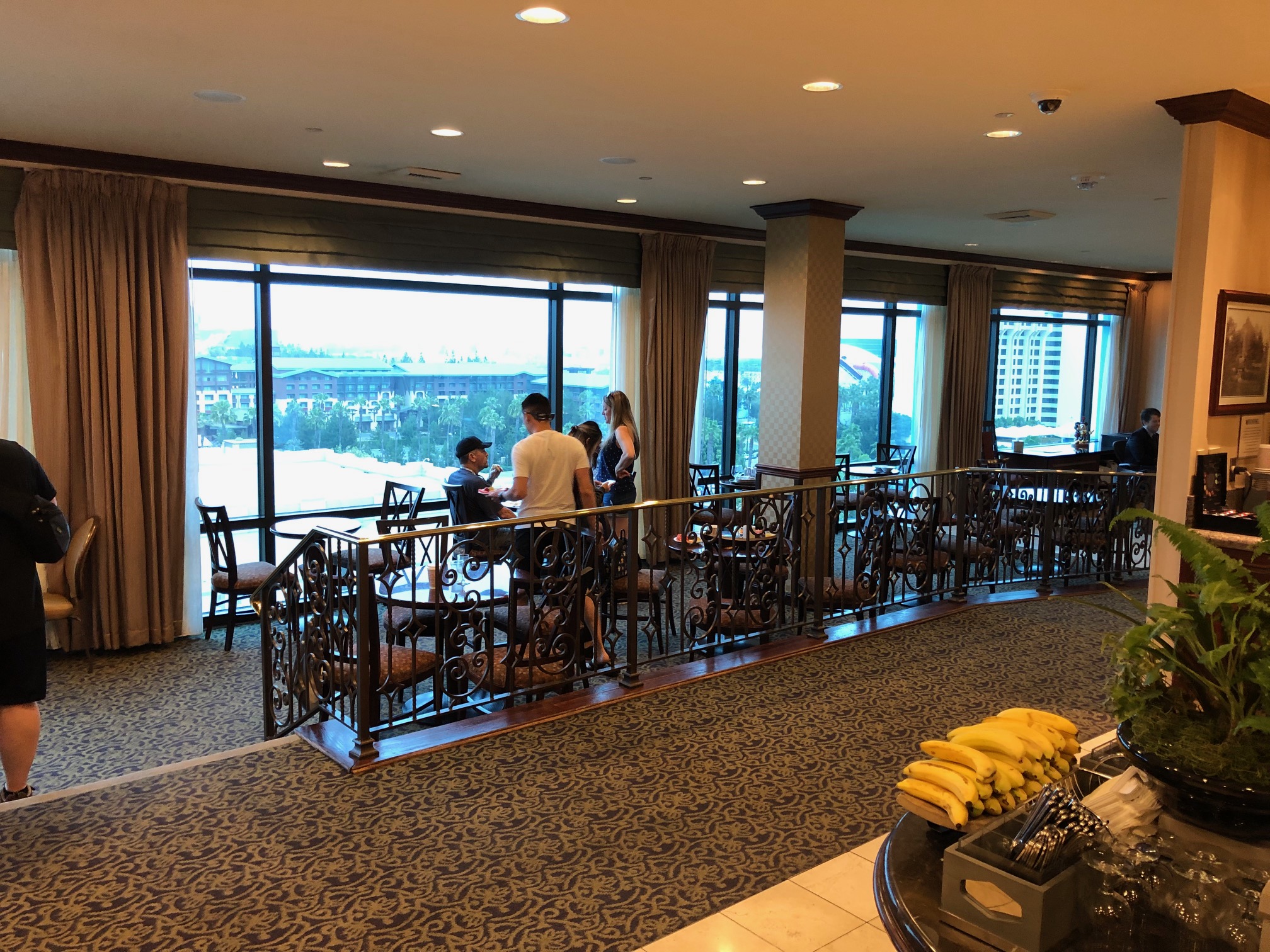 review-e-ticket-club-disneyland-hotel-s-club-level-lounge