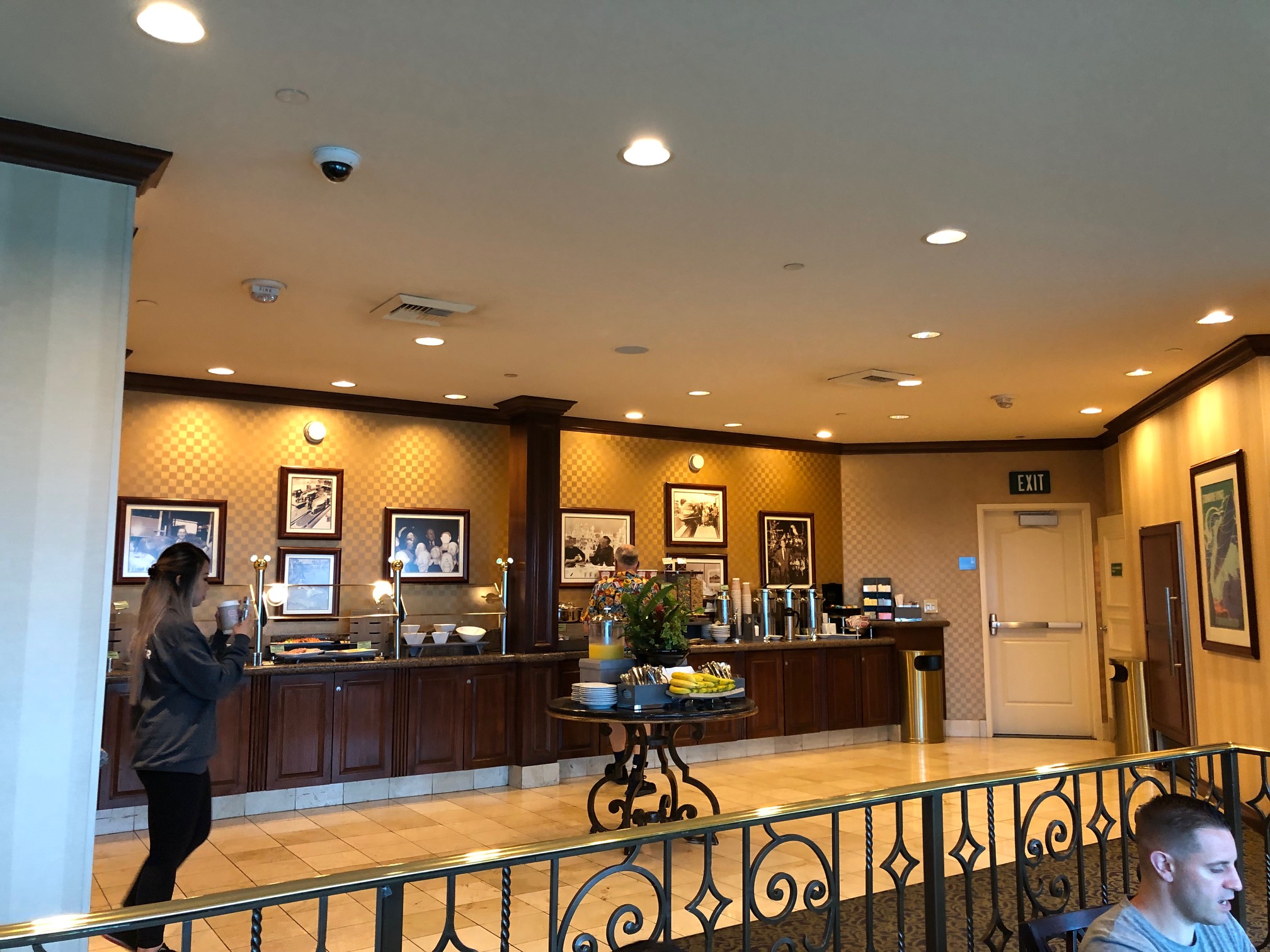 review-e-ticket-club-disneyland-hotel-s-club-level-lounge